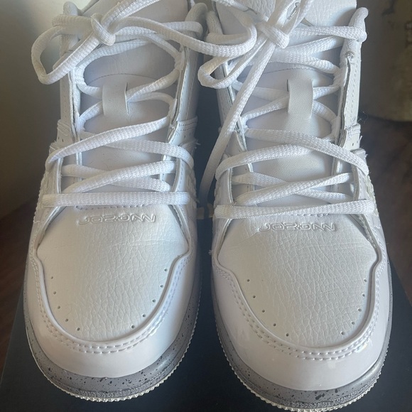 Nike Jordan (unisex) White and Gray Low-Top Sneakers NWOT! Only worn once. EU40 - Picture 4 of 4